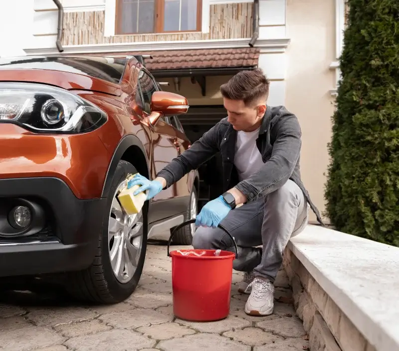 Lavage auto à domicile Saint-Mandrier-sur-Mer : professionnel intervenant sur un véhicule